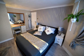 Modern Garden Flat Close To Beach